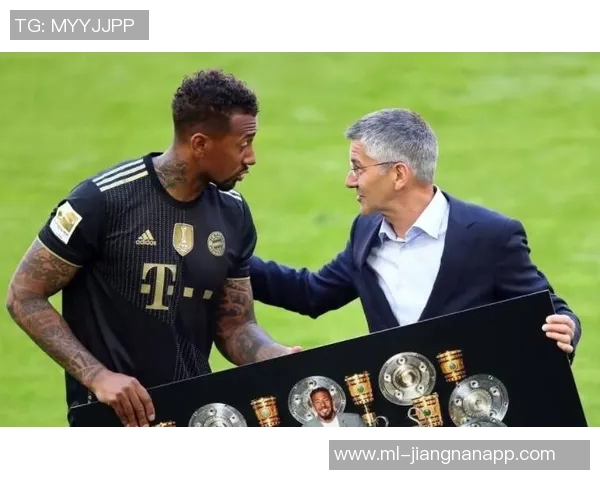 博阿滕获得B级教练执照在巴萨基地与弗里克团队共同学习 博阿滕获得B级教练执照在巴萨基地与弗里克团队共同学习