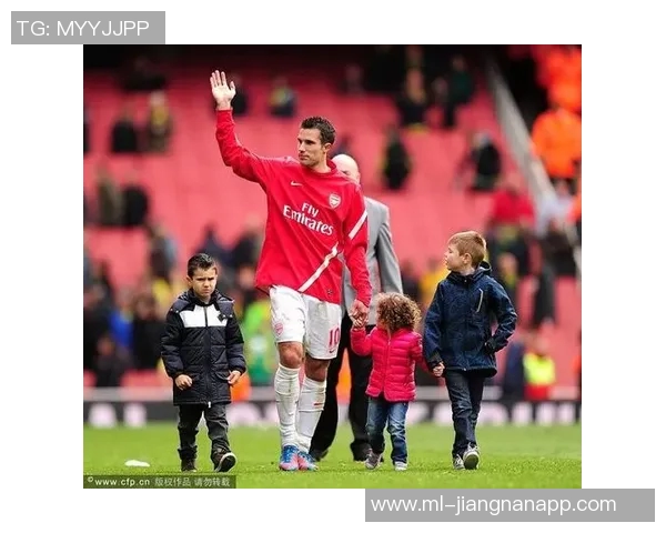 官方确认范佩西儿子膝伤无大碍本赛季有望复出